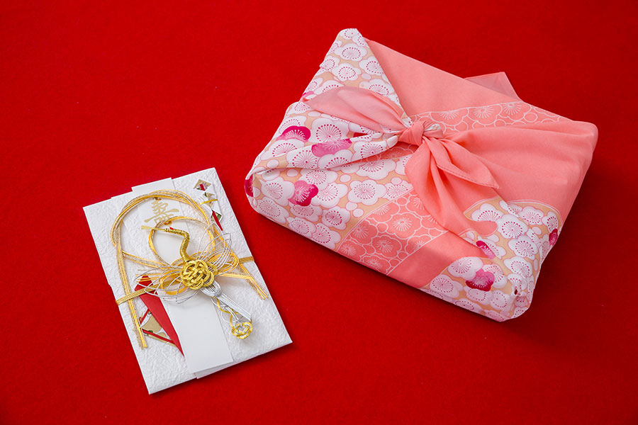 結婚祝いの相場はどれくらい 押さえておきたいマナーと おしゃれギフトをチェック ギフトのマナー 豆知識webメディア ギフトノート
