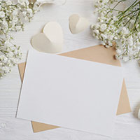結婚祝いで使える、贈る相手別メッセージ文例集と、選りすぐったアイテムを紹介